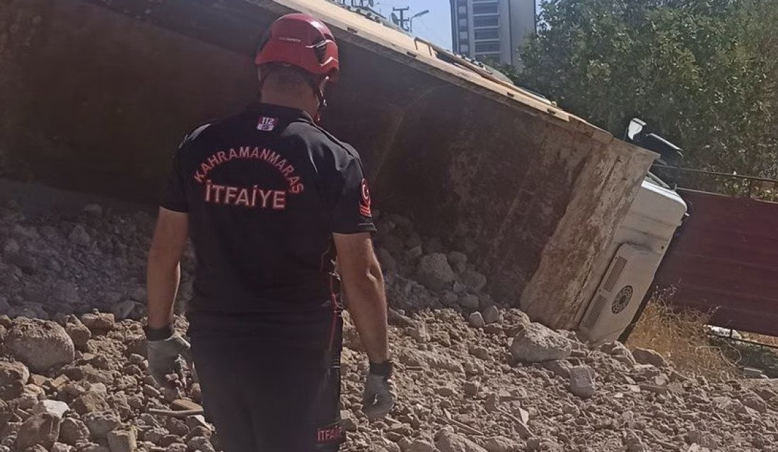 Kahramanmaraş’ta hafriyat yüklü kamyonun devrilmesi sonucu yaşanan trafik kazasında sürücü