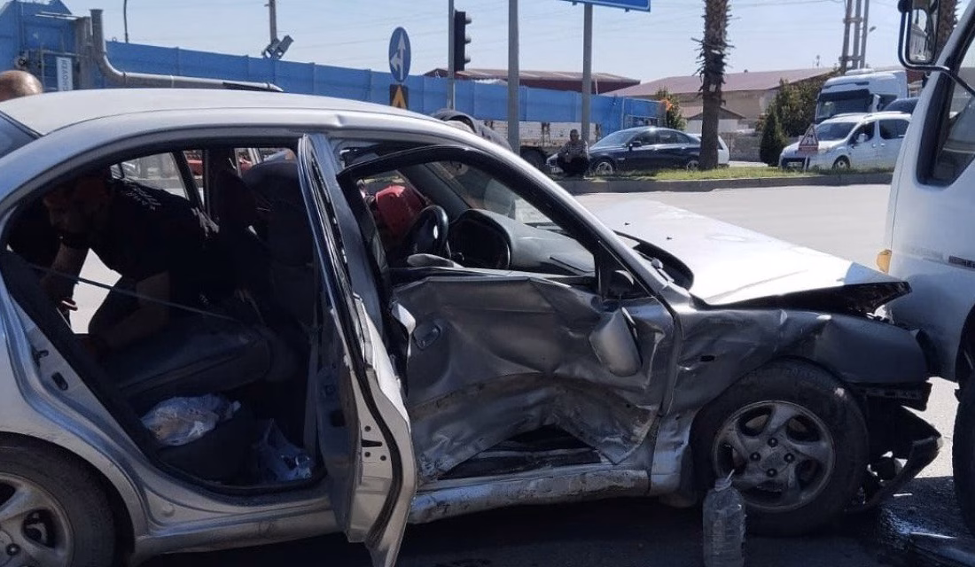 Kahramanmaraş’ta hafif ticari araç ile otomobilin çarpışması sonucu 3 kişi