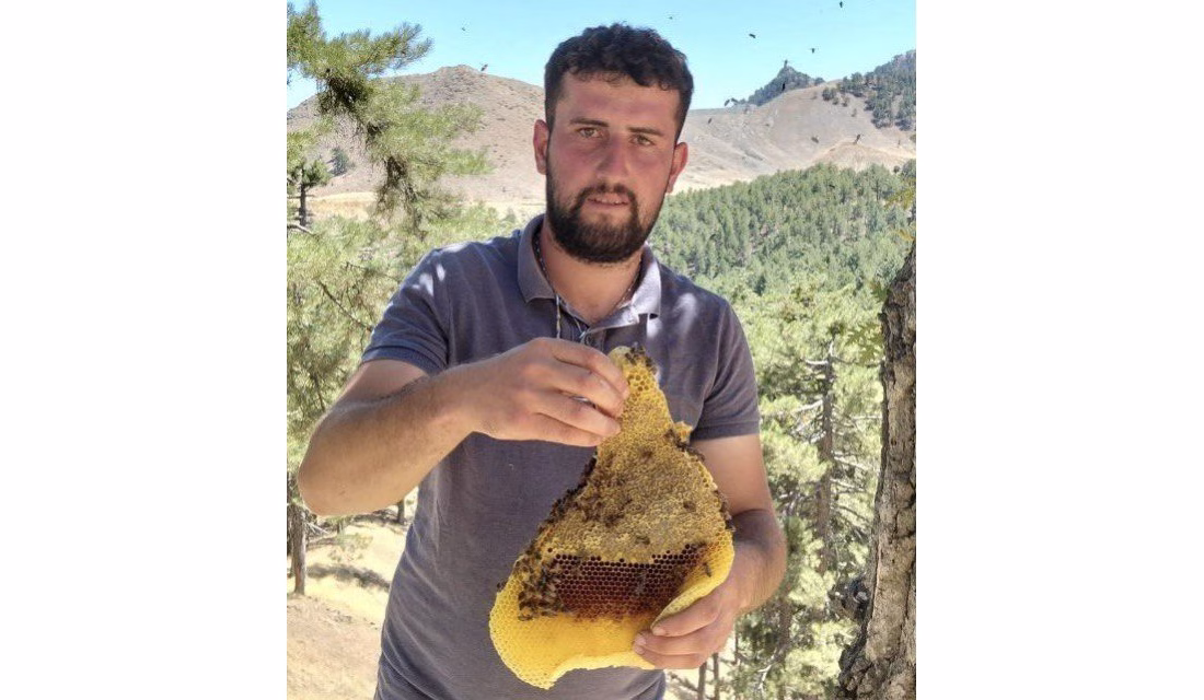 Kahramanmaraş’ta doğada arıların izini sürerek bal toplayan besici, bu yöntemle