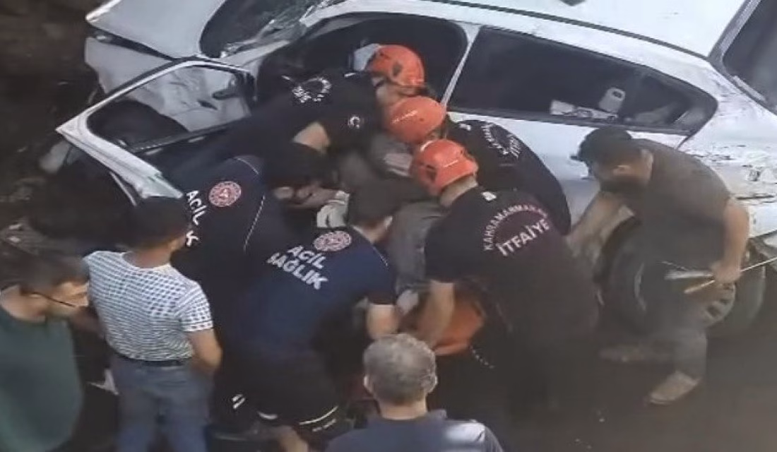 Kahramanmaraş’ta kamyonla çarpışan otomobil sürücüsü köprüden aşağı düştü. 

