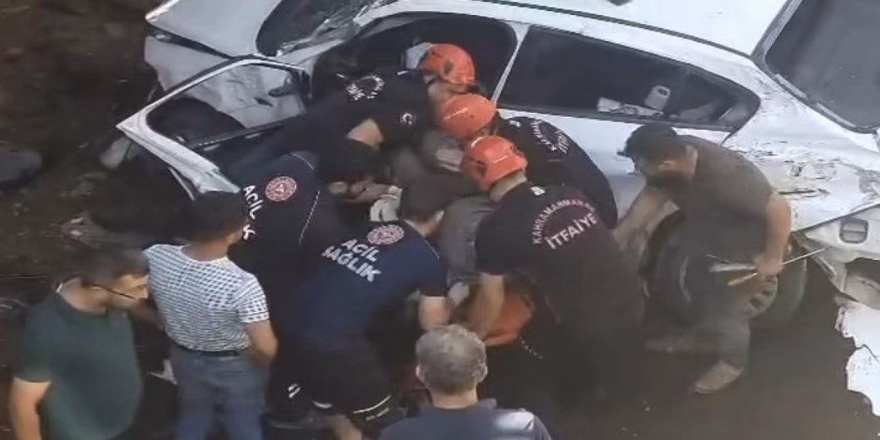 Kamyonla çarpışan sürücü otomobiliyle köprüden aşağı düştü