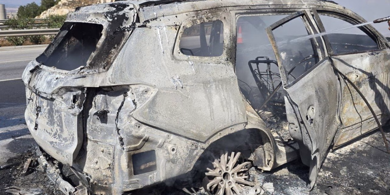 Kahramanmaraş’ta seyir halindeki otomobil alev topuna döndü