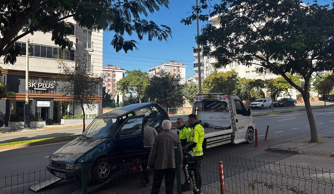 Kahramanmaraş’ta yaklaşık 3 aydır park edildiği yerden alınmayan otomobil polis