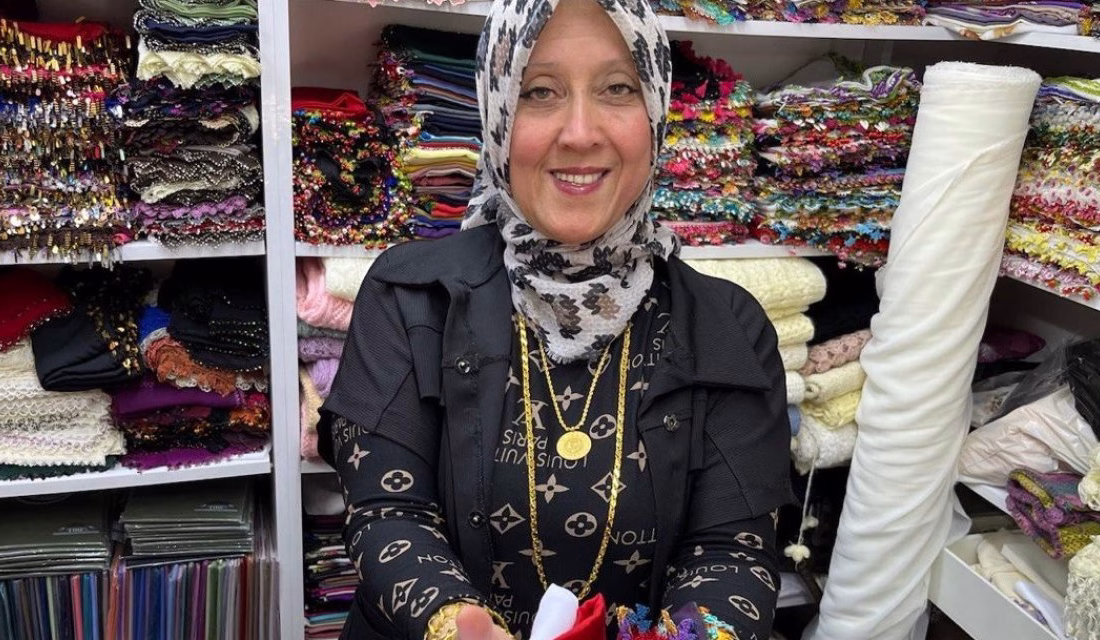 Kahramanmaraş’ta 6 Şubat depremlerinin ardından Kahramanmaraş’ın sessiz sokaklarında bir kadın,