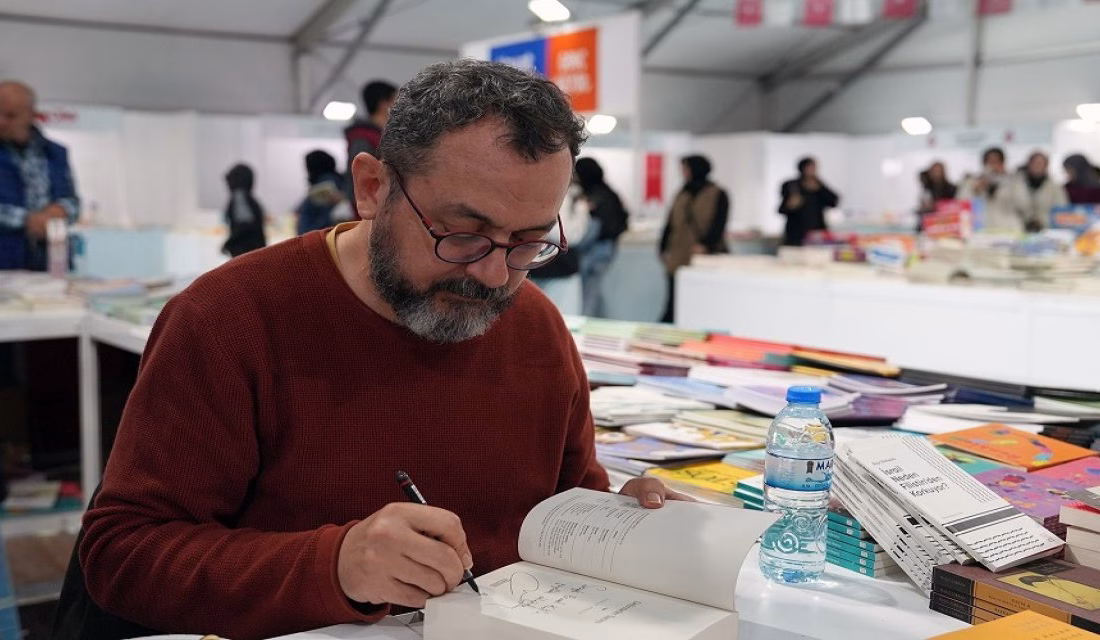 Güray Sürgü, KAFUM’da Kitapseverlerle Buluştu 10. Uluslararası Kitap Fuarı’nda düzenlenen söyleşide okurlarla bir araya gelen