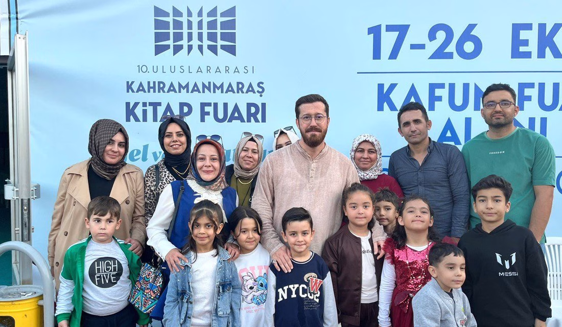 Minik Okurlar Kitap Fuarında Yazarlarla Buluştu Kahramanmaraş’ta düzenlenen kitap fuarı, minik okurlar ve aileleri için keyifli