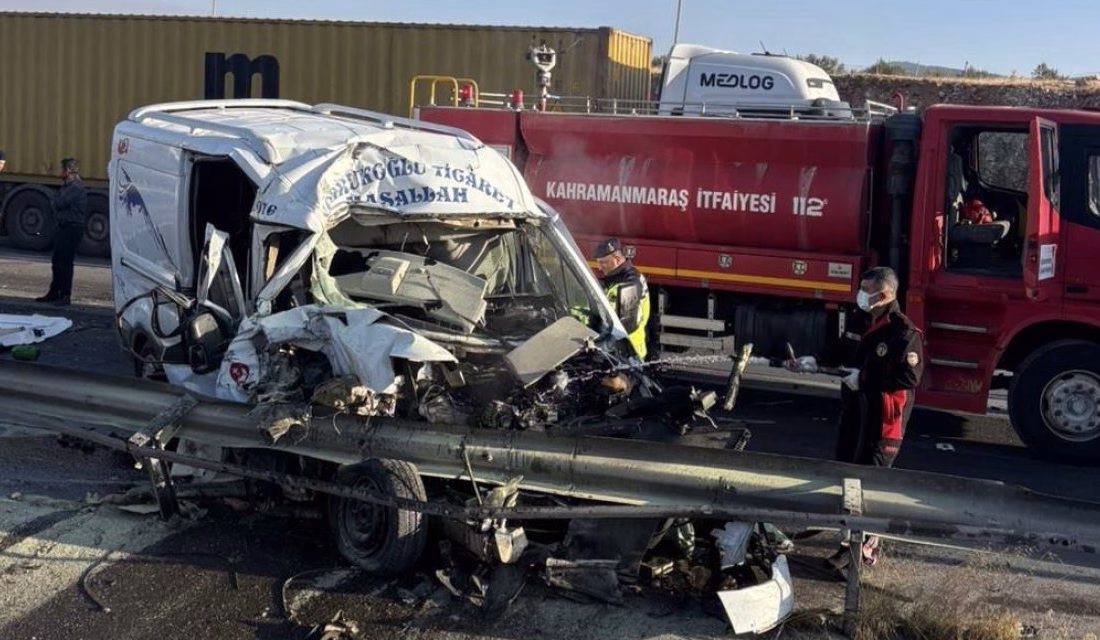 Kahramanmaraş’ta feci kaza: 1 Ölü, 1 Yaralı Kahramanmaraş’ın Pazarcık ilçesi Narlı mevkiinde sabah saatlerinde meydana gelen trafik