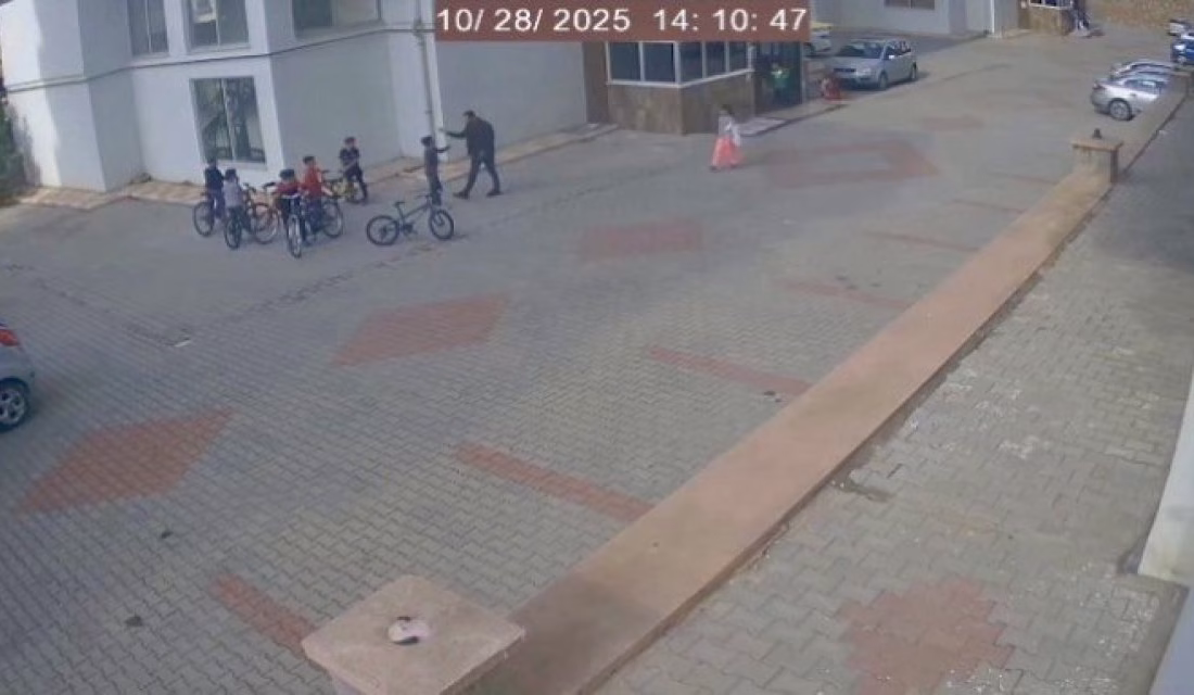 Kahramanmaraş’ta 8 yaşındaki çocuğa şiddet Kahramanmaraş’ın onikişubat ilçesi tekerek mahallesi’nde, apartman önünde oynayan çocuklar arasında