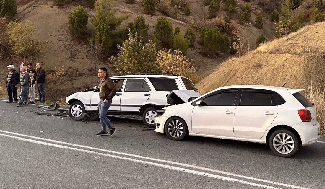 Kahramanmaraş’ta iki otomobilin çarpışması sonucu oluşan trafik kazasında 5 kişi