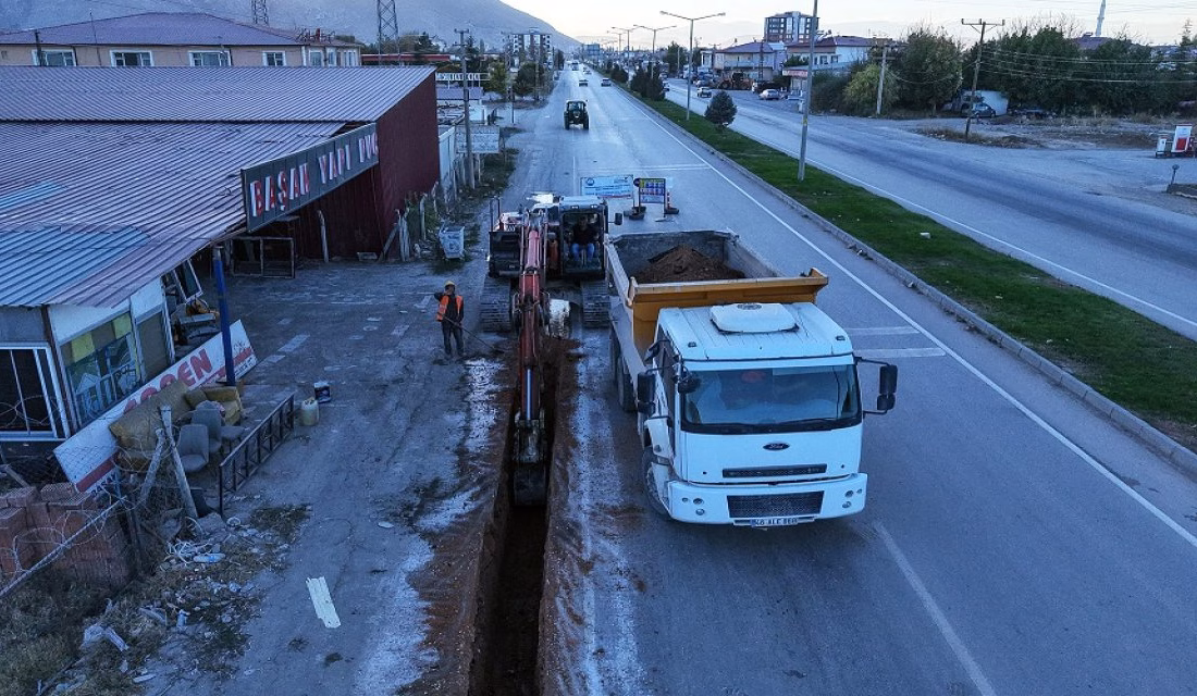 KASKİ Elbistan’da 2 Mahallenin Daha İçmesuyu Sorununu Çözüme Kavuşturuyor KASKİ koordinesinde Elbistan Adnan Menderes Bulvarı’nda 5,5 kilometrelik içmesuyu hattının