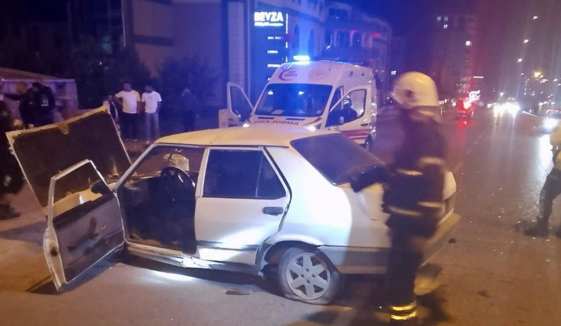 Kahramanmaraş’ta fren arızası kaza yaptırdı: 5 yaralı Kahramanmaraş’ta fren arızası yaşayan otomobilin direksiyon hakimiyetini kaybeden sürücü refüje