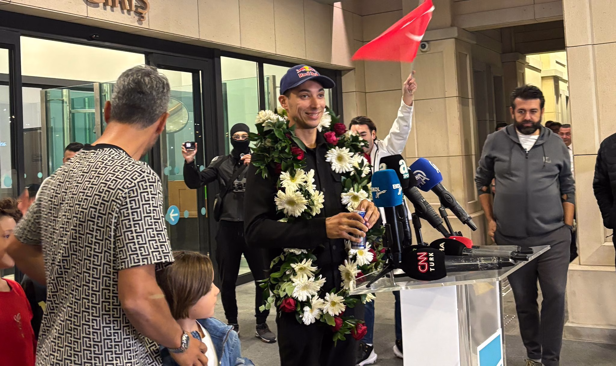 ’üncü kez Dünya Şampiyonu olan Toprak Razgatlıoğlu, yurda döndü