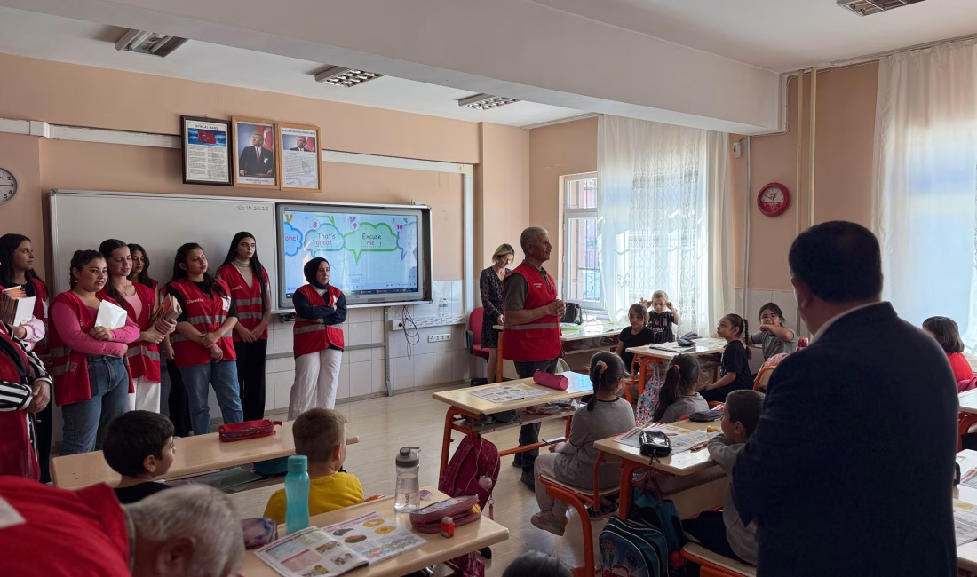 MİNİKLER, YARDIMLAŞMA ETKİNLİĞİNDE KIZILAY HAFTASI’NI COŞKUYLA KUTLADI. Kadirli Kızılay, Cengiz Topel İlkokulu’nda miniklerle Kızılay Haftası’nı kutladı, yardımlaşmayı