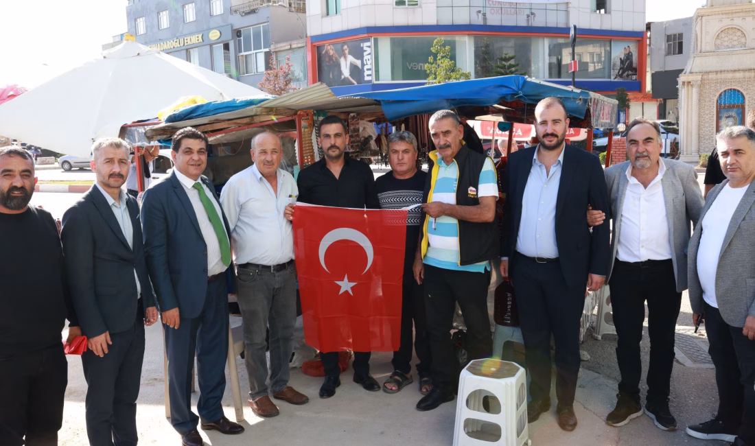 KADİRLİ MHP’DEN ESNAFLARA “TÜRK BAYRAĞI” HEDİYESİ Milliyetçi Hareket Partisi Kadirli İlçe Başkanı Ömer Lutfi Samen, 29