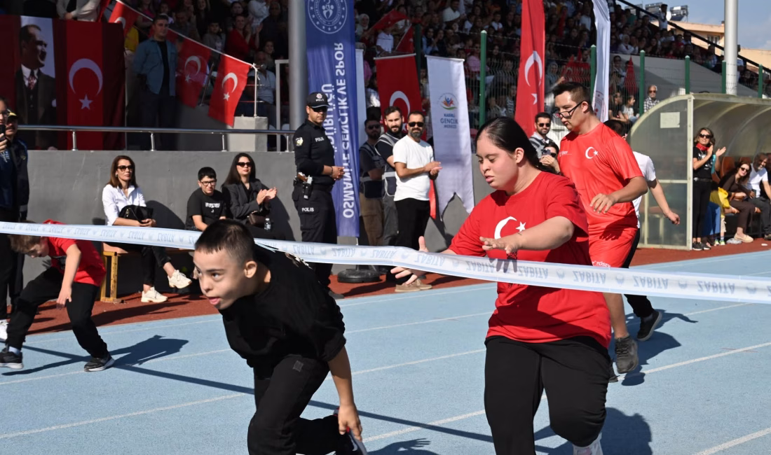 Kadi̇rli̇’de cumhuri̇yet’i̇n 102 yili coşkuyla yaşandi Engelli öğrenciler 100 metre yarışı yapıldı, halk oyunları ekibi gösteri