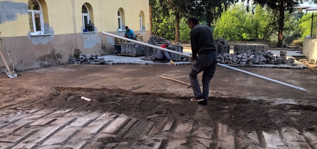 Onikişubat’ta 10 kırsal mahallede ulaşım ağını güçlendiriyor Onikişubat belediyesi, merkezden en uzak mahalleye kadar her noktada vatandaşların