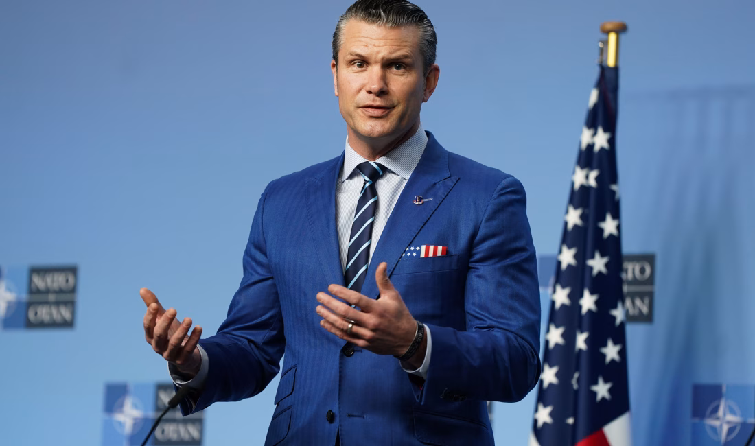 BİRLEŞİK KRALLIK, – ABD Savunma Bakanı Pete Hegseth’in uçağı, camındaki