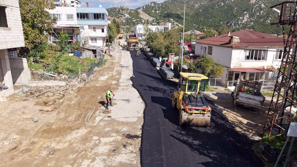 Andırın’a 2 Kilometrelik Artere Sıcak Asfalt Büyükşehir Belediyesi, Andırın Tufanpaşa Mahallesi’nde tamamlanan altyapı çalışmalarının ardından sıcak