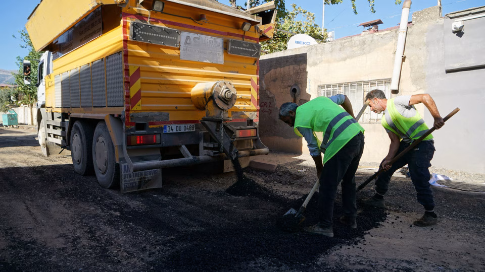 Yol Konforu İçin Asfalt Mesaisi Etap Etap Sürüyor KASKİ, altyapı çalışmaları tamamlanan bölgelerde asfalt mesaisini aralıksız sürüyor. Dulkadiroğlu