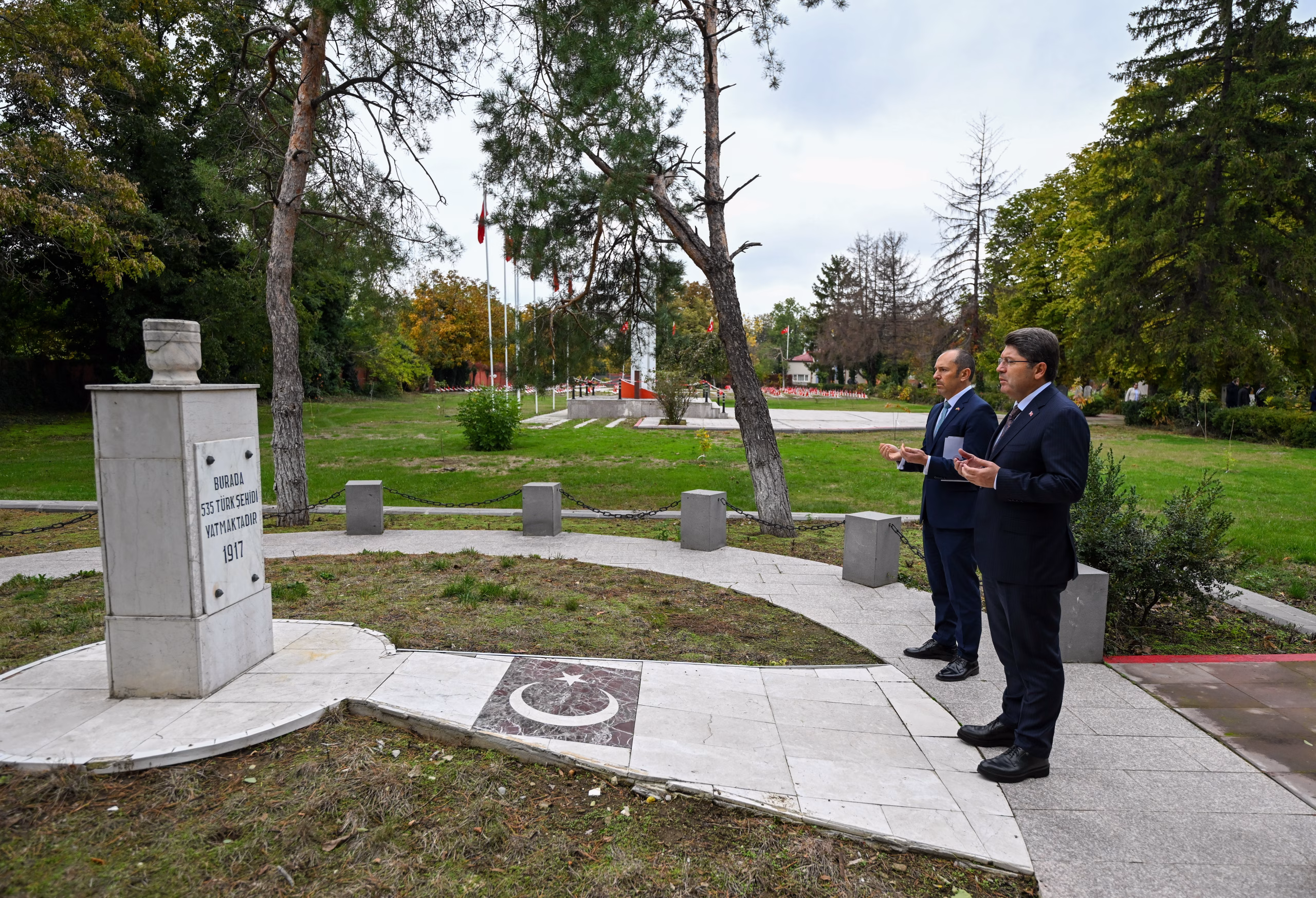 Bakan Tunç, Türkiye’nin Bükreş Büyükelçiliği’ni ziyaret etti ()