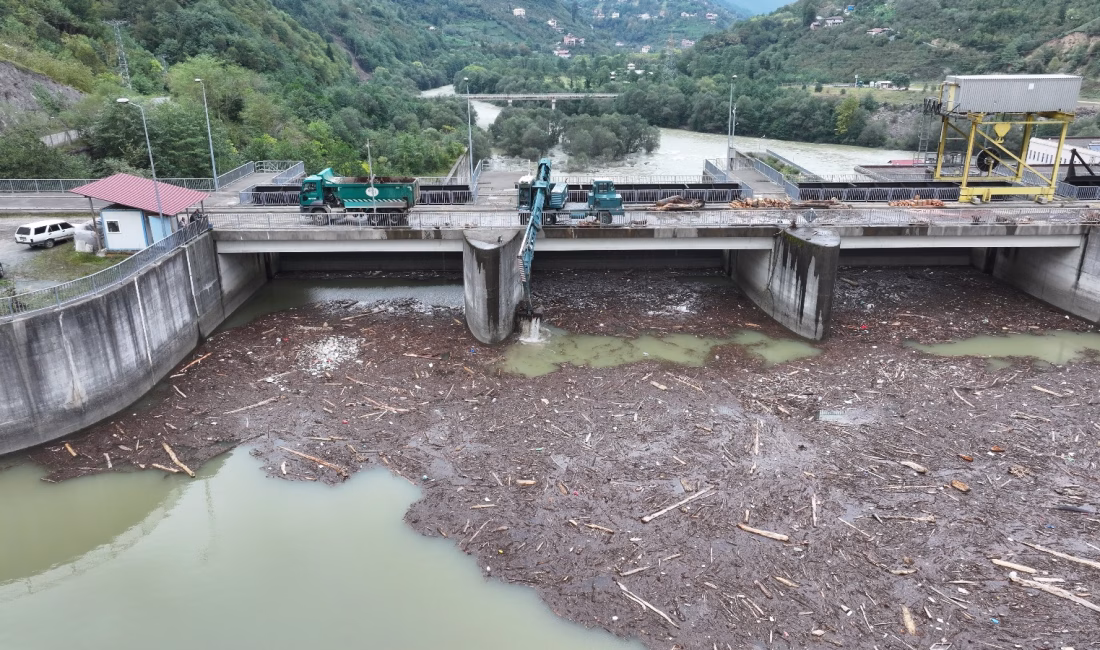 Baraj gölünde sel sularının sürüklediği odunlar temizleniyor Ziya AKYILDIZ/BORÇKA (Artvin), – ARTVİN’in Borçka ilçesinde geçen ay yaşanan