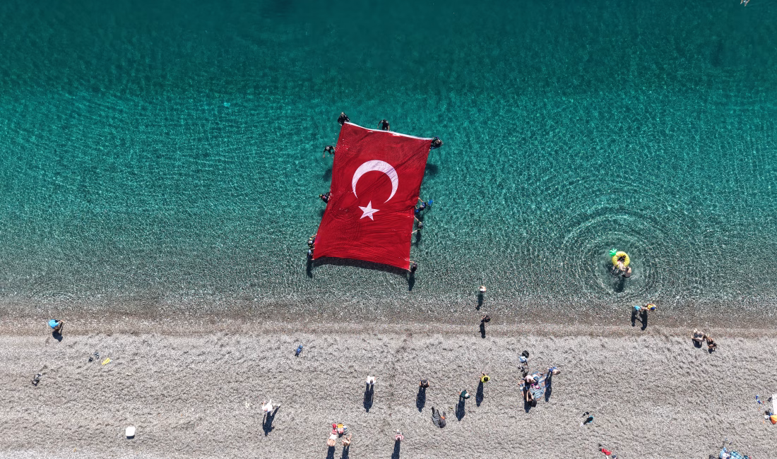 Bayramı su altında bayrak açarak kutladılar Aysu DURSUN/ANTALYA, -ANTALYA’da Cumhuriyet’in 102’nci yılı kutlamaları kapsamında deniz altında