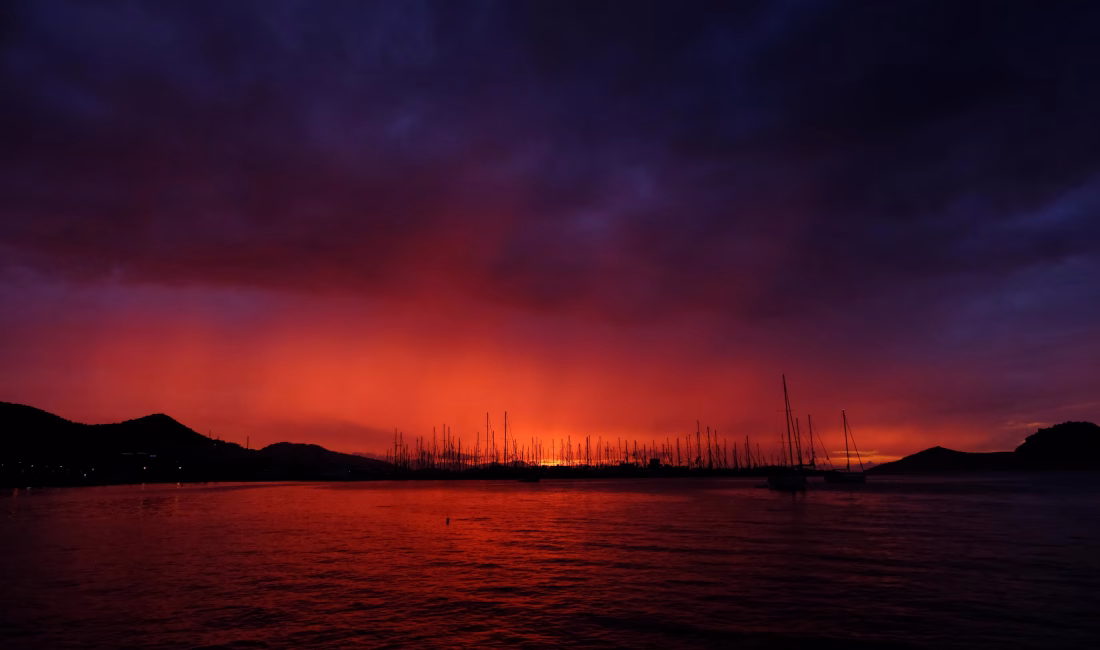 Bodrum’da gökyüzü kızıl tonlara büründü Fırat AKAY/BODRUM, (Muğla), – MUĞLA’nın Bodrum ilçesinde sağanağın ardından gün