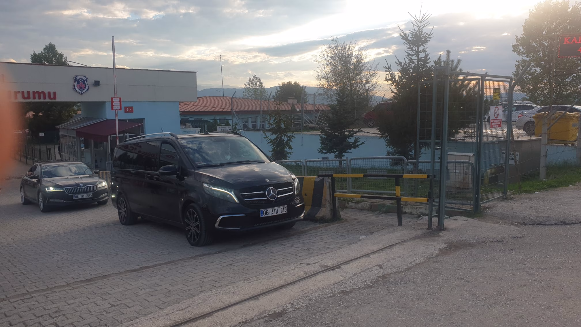 CHP lideri Özel, İBB Medya A.Ş. Başkanı Türker'i cezaevinde ziyaret etti