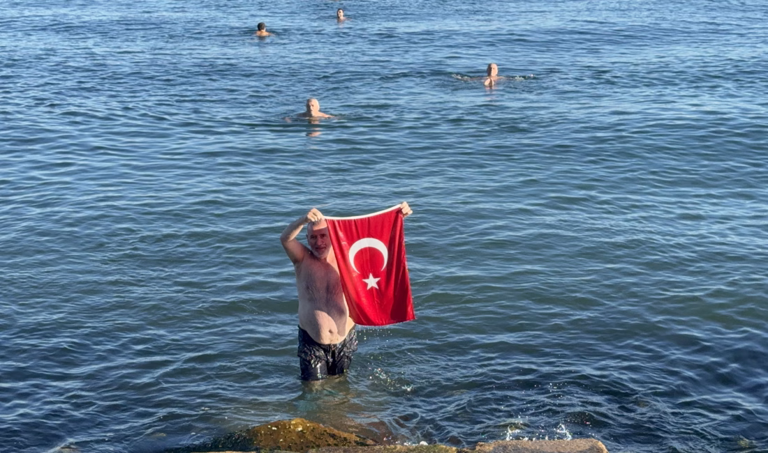 Cumhuriyet’in 102’nci yılını denizde türk bayrağı açarak kutladılar Zehra baykal/yalova, -yalova’da cumhuriyet’in 102’nci yılı törenlerle kutlanırken, bir grup