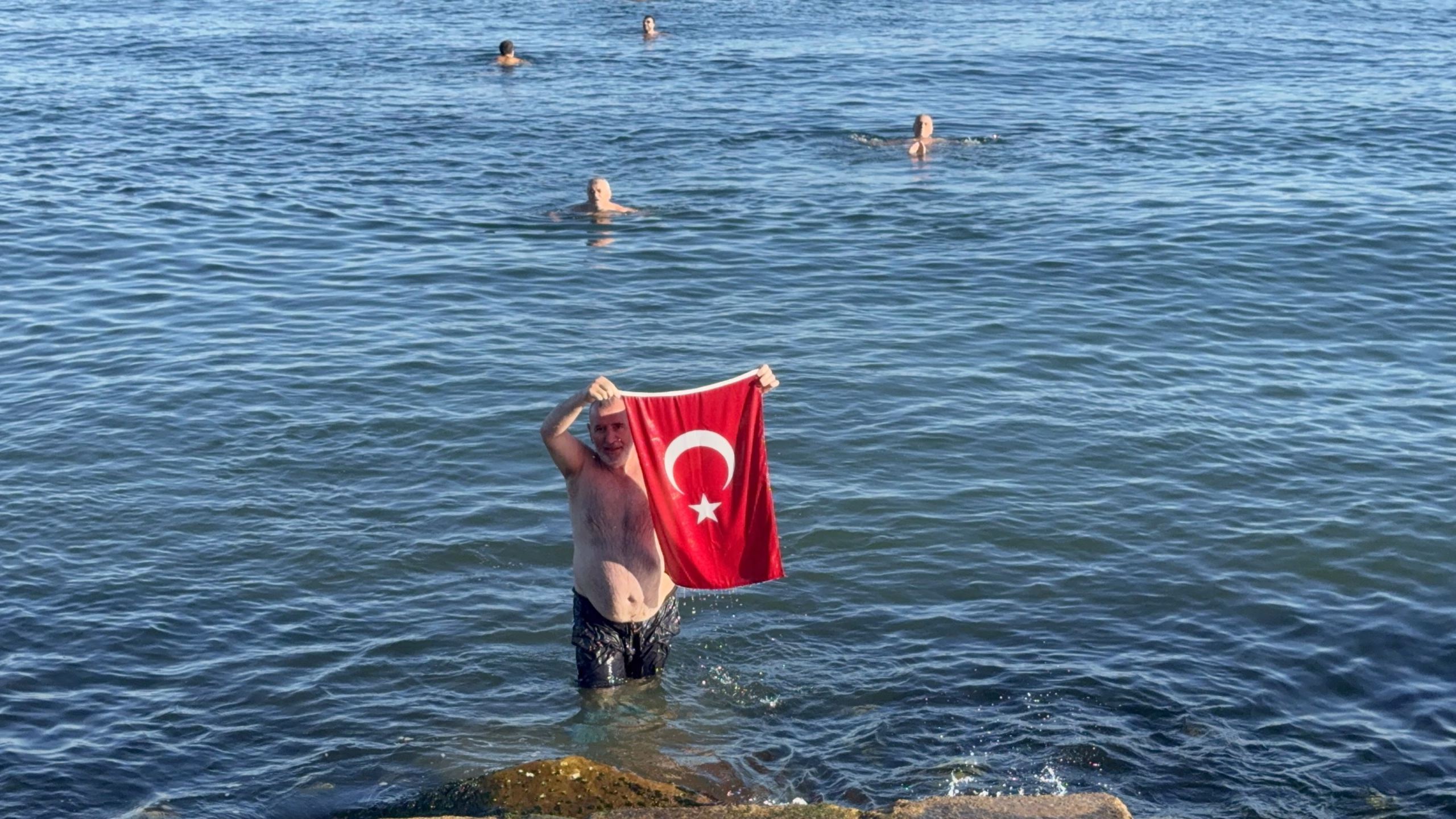 Cumhuriyet'in 'nci yılını denizde Türk bayrağı açarak kutladılar