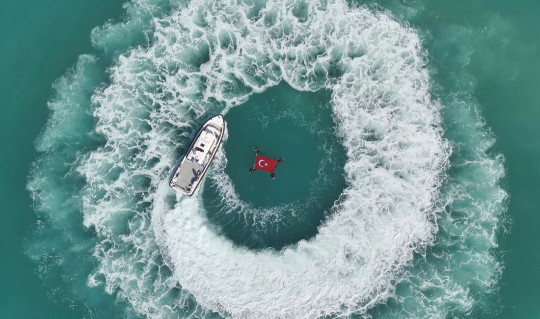 Denizde Türk bayrağı açarak Cumhuriyet Bayramı’nı kutladılar Ufuk AKTUĞ/ İSKENDERUN(Hatay), – HATAY Emniyet Müdürlüğü Deniz Liman Şube