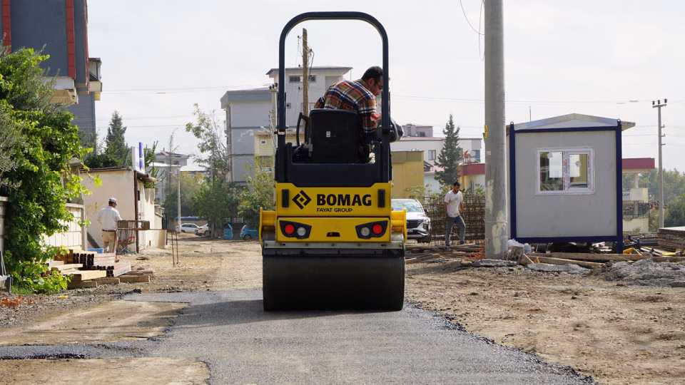 Yol Konforu İçin Asfalt Mesaisi Sürüyor KASKİ, altyapı çalışmaları tamamlanan bölgelerde asfalt mesaisini aralıksız sürüyor. Dulkadiroğlu