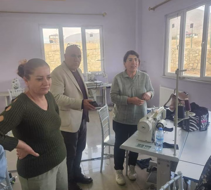Ekinözü’nde İstihdam Seferberliği: Tekstil Atölyesine Yoğun İlgi Ekinözü Belediye Başkanı Harun Vicdan: “Birçok ailemize ekonomik katkı sağlamanın