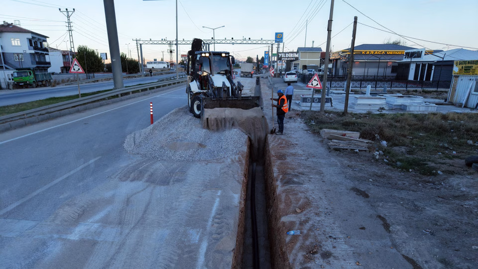 2 Mahallenin Daha İçmesuyu Sorununu Çözüme Kavuşuyor KASKİ koordinesinde Elbistan Adnan Menderes Bulvarı’nda 5,5 kilometrelik içmesuyu hattının