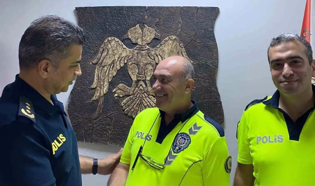 Kadirli’de kaza sonrası yolu süpüren trafik polislerini makamında kabul eden