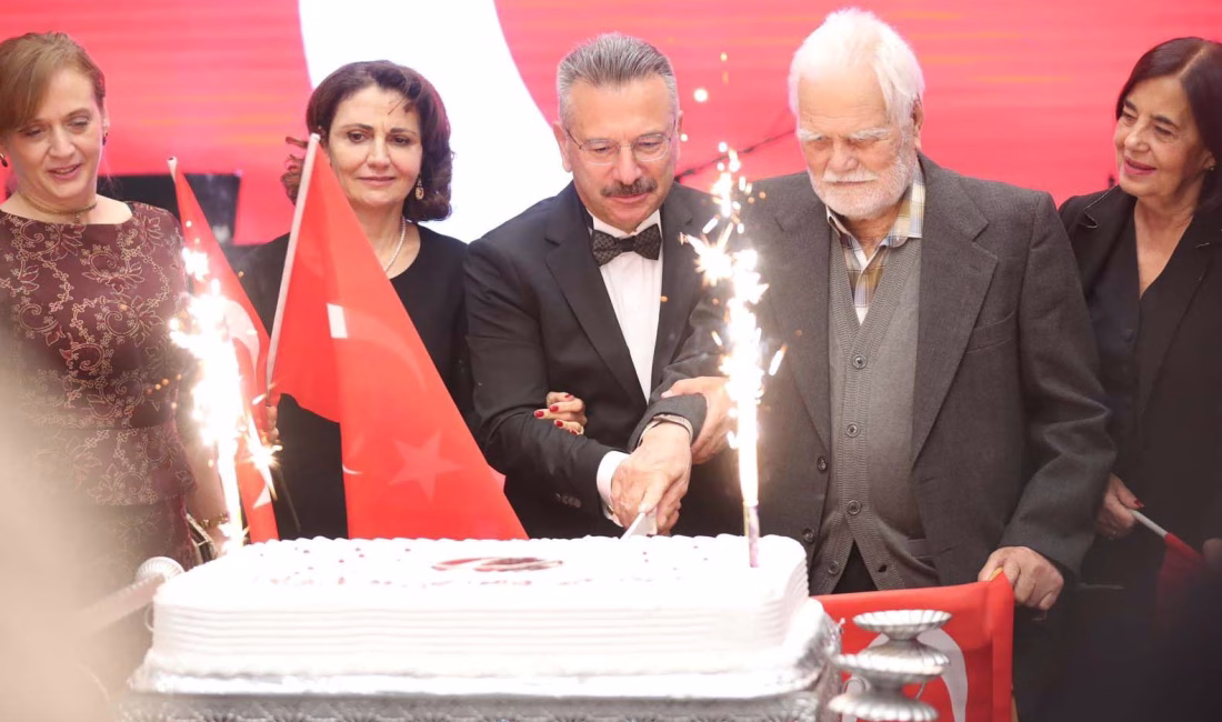 Eskişehir’de Cumhuriyet Pastasını 102 yaşındaki Ali Sezer kesti Batuhan KILIÇ/ ESKİŞEHİR, – ESKİŞEHİR’de Cumhuriyetle aynı yaşta olan Ali