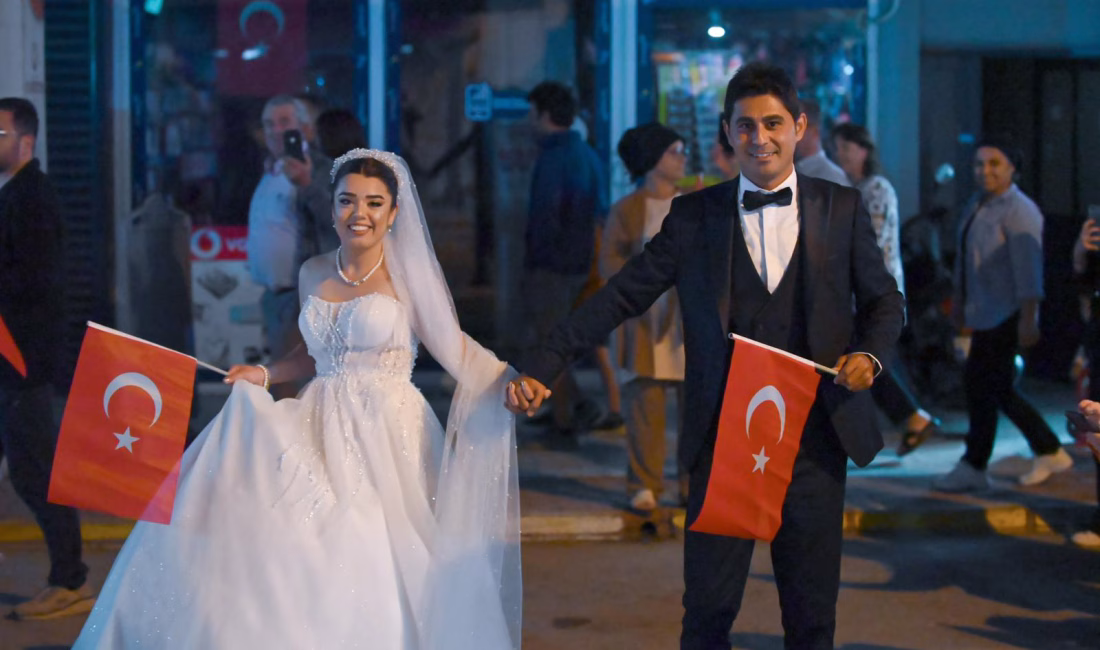 Gelinlik ve damatlıkla Cumhuriyet kutlamasına katıldılar Mehmet ÇINAR/ ANTALYA, – ANTALYA’nın Demre ilçesinde Gülsüm Görgülü ve