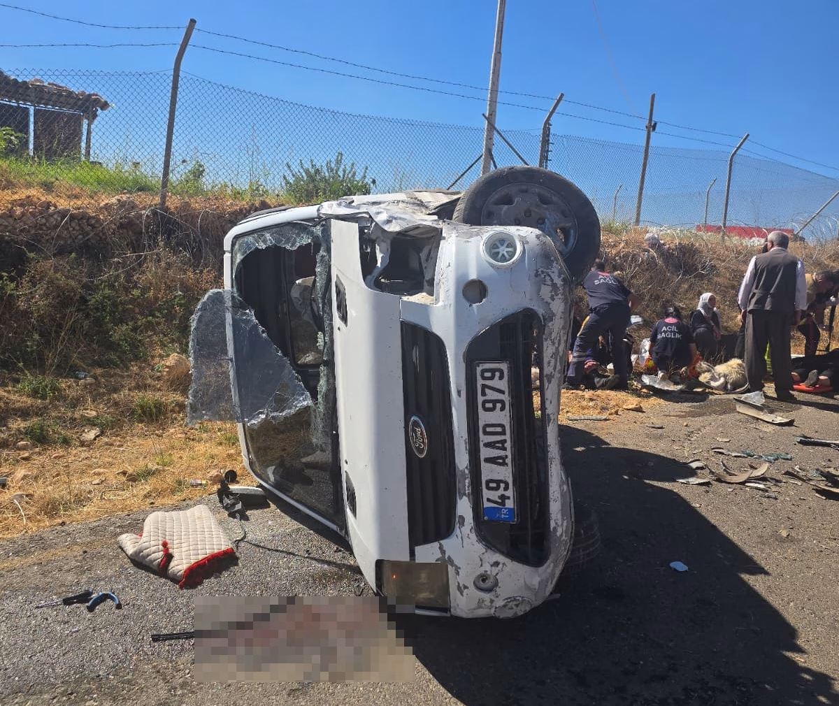 Hafif ticari araç ile otomobil çarpıştı: yaralı