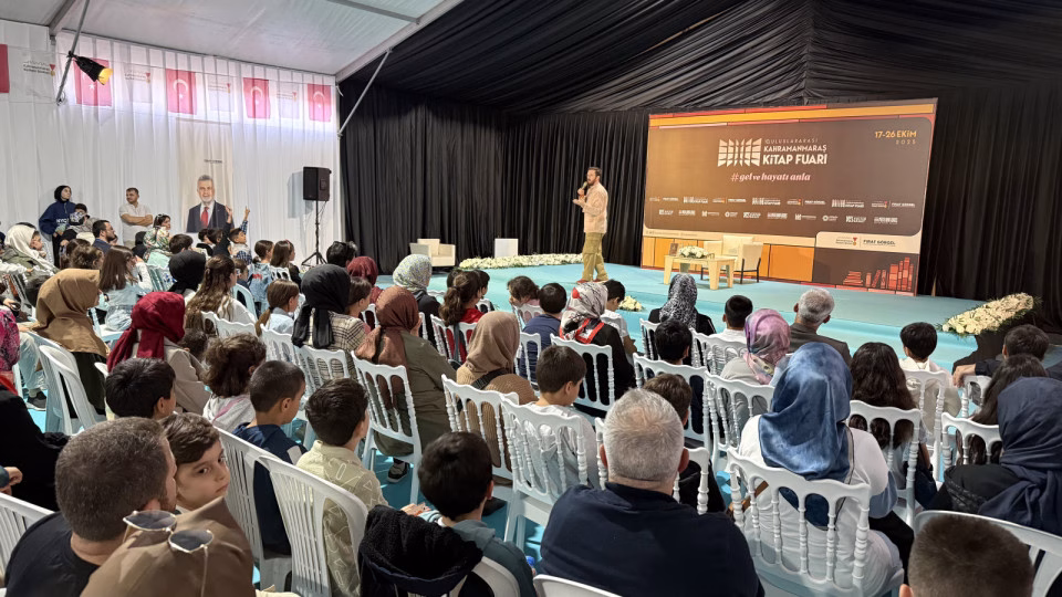 “Sertaç Abi”, Kitap Fuarı’nda Oyun Dünyasının Merak Edilenlerini Anlattı 10. Uluslararası Kahramanmaraş Kitap Fuarı’nın final gününde, çocukların sevgilisi “Sertaç
