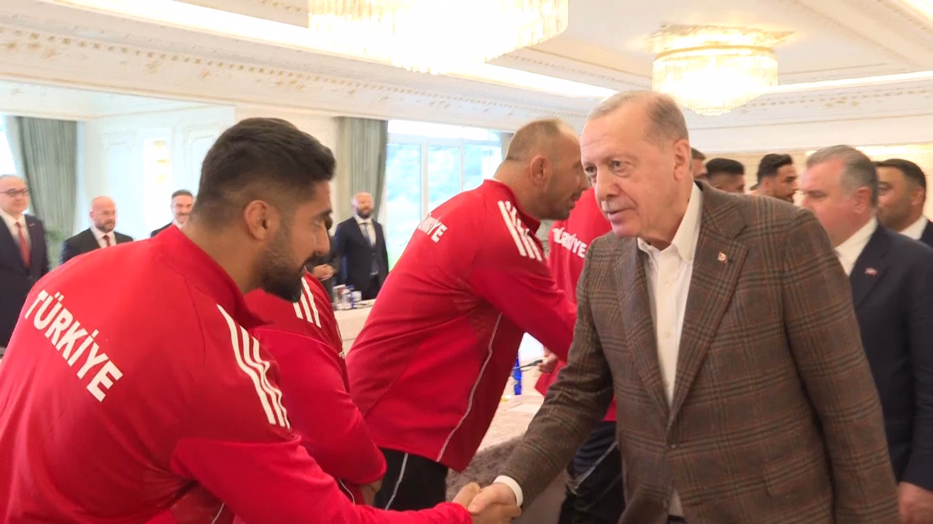 İstanbul Cumhurbaşkanı Erdoğan, şampiyon güreşçileri kabul etti