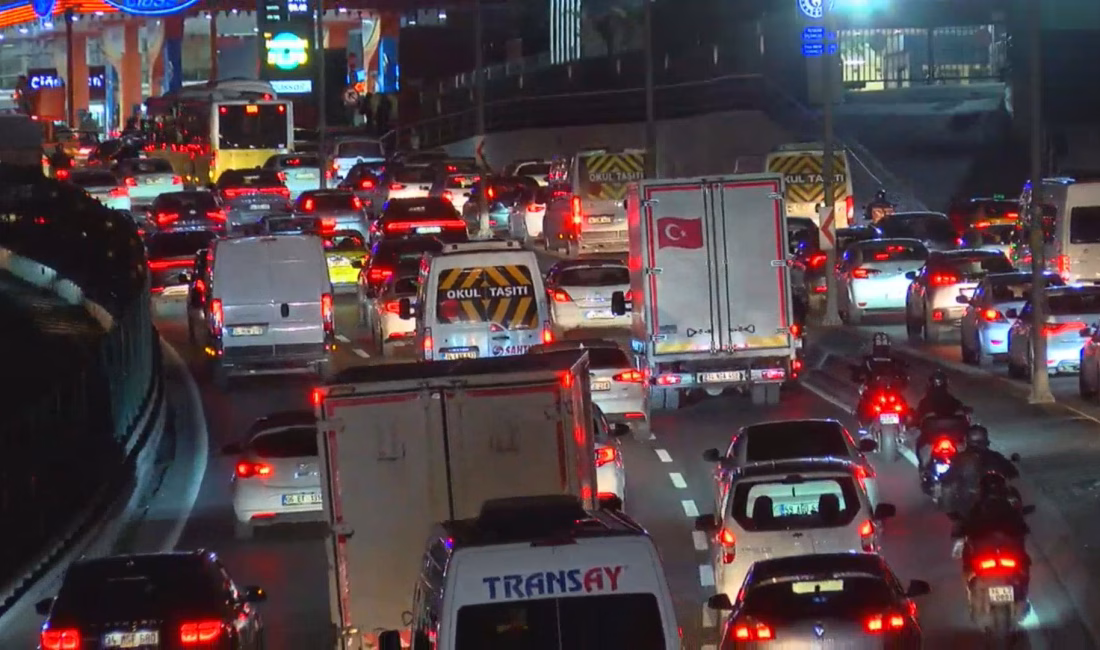 Baran AKKAYA/ İSTANBUL, – İSTANBUL’da akşam saatlerinde trafik yoğunluğu yüzde
