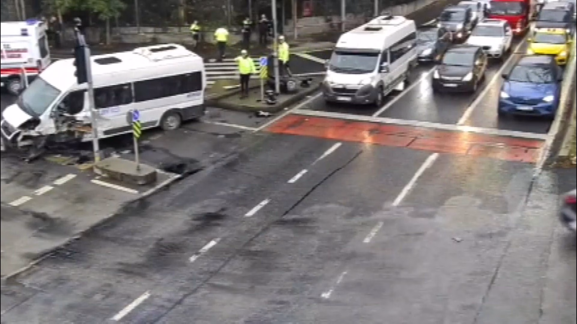 İstanbul Sarıyer'de servis minibüsü refüjdeki trafik levhasına çarptı: yaralı