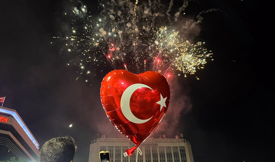 İzmir’de Cumhuriyet’in 102’nci yıl coşkusu (3) FENER ALAYI YÜRÜYÜŞÜ YAPILDI İzmir’de 29 Ekim Cumhuriyet Bayramı kutlamaları