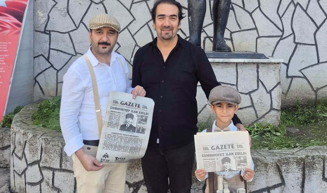 Küçük öğrenci̇ler cumhuri̇yeti̇n i̇lani gazetesi̇ halka ulaştirildi Düziçi pirsultanlı şehit sinan i̇nak i̇lkokulu 2-a sınıfı öğretmeni h.