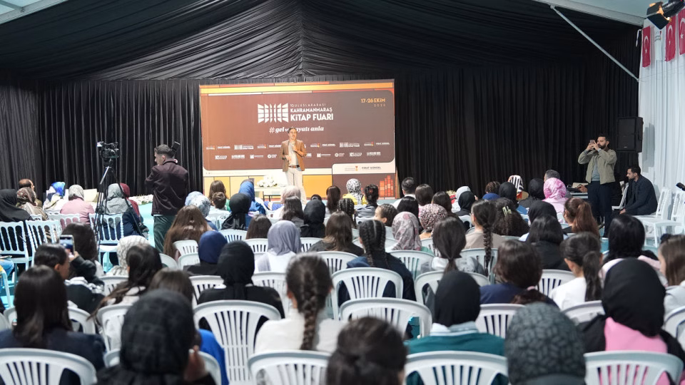 10. Uluslararası Kahramanmaraş Kitap Fuarı’nda okurlarla bir araya gelen Klinik