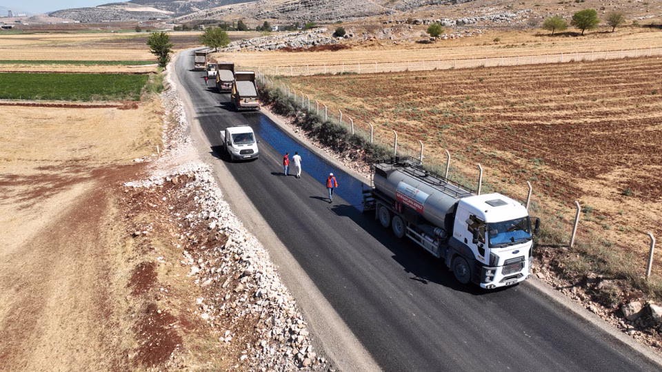 Büyükşehir Belediyesi, Pazarcık’ın kırsal mahallelerini Kahramanmaraş – Gaziantep Karayoluna bağlayan