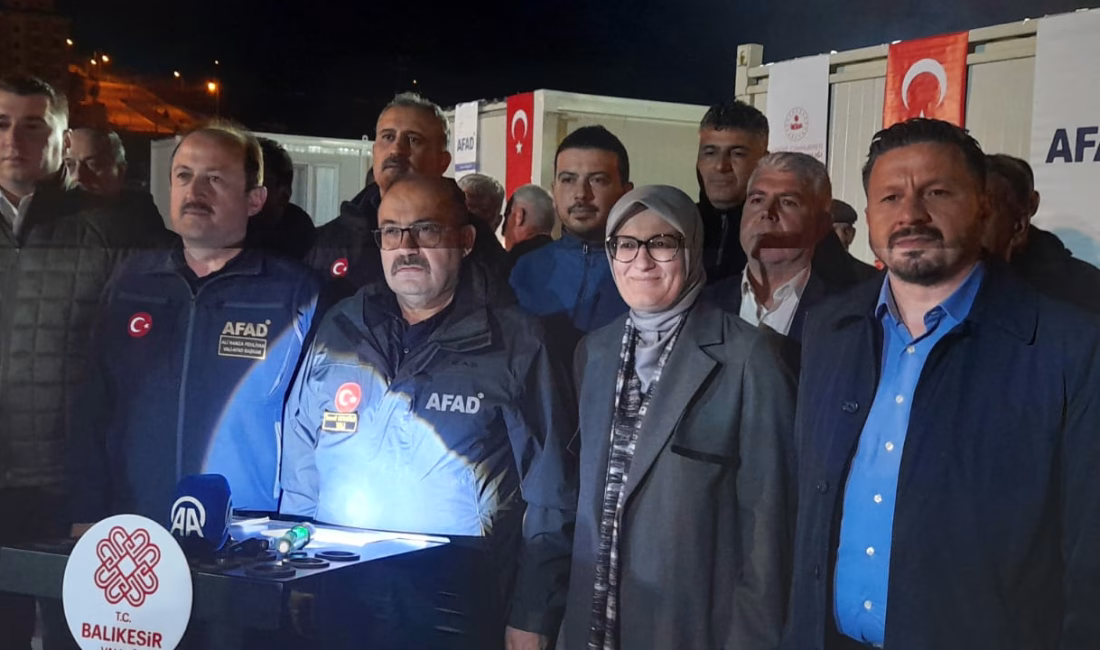 Sındırgı’da depremin ardından evlerine girmeye çekinenler, çadırlarda kalıyor (4) 100 konteyner tesli̇m edi̇ldi̇ balıkesir’in sındırgı ilçesinde 27 ekim’de meydana