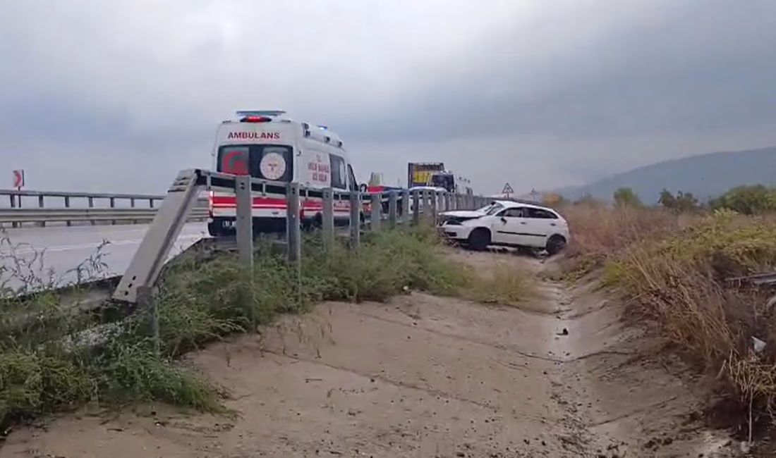 Semih TÜRKER/İZNİK (Bursa), (DHA)-BURSA’nın İznik ilçesinde su kanalına düşen otomobildeki