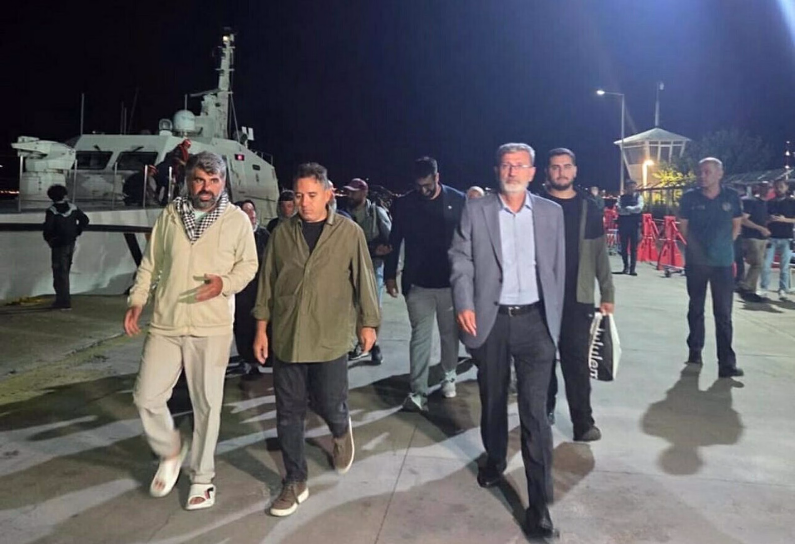 Tekneleri arıza yapan Gazze gönüllüleri, Marmaris'e getirildi Tekneleri arıza yapan Gazze gönüllüleri, Marmaris'e getirildi