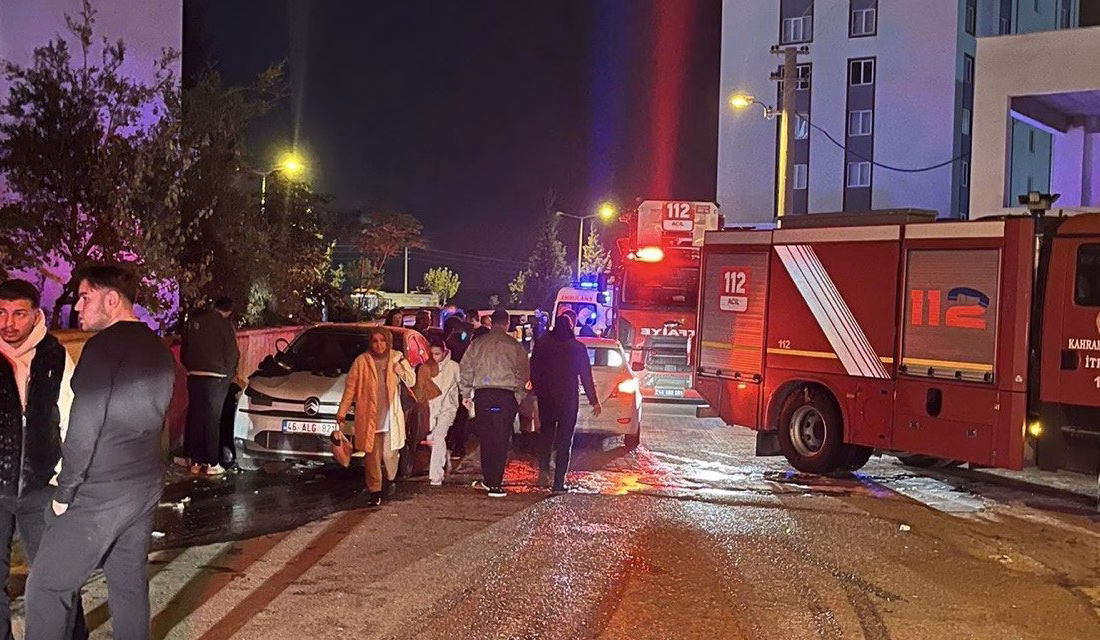 Kahramanmaraş Merkez Onikişubat ilçesinde bulunan bir apartmanın otoparkında çıkan araç